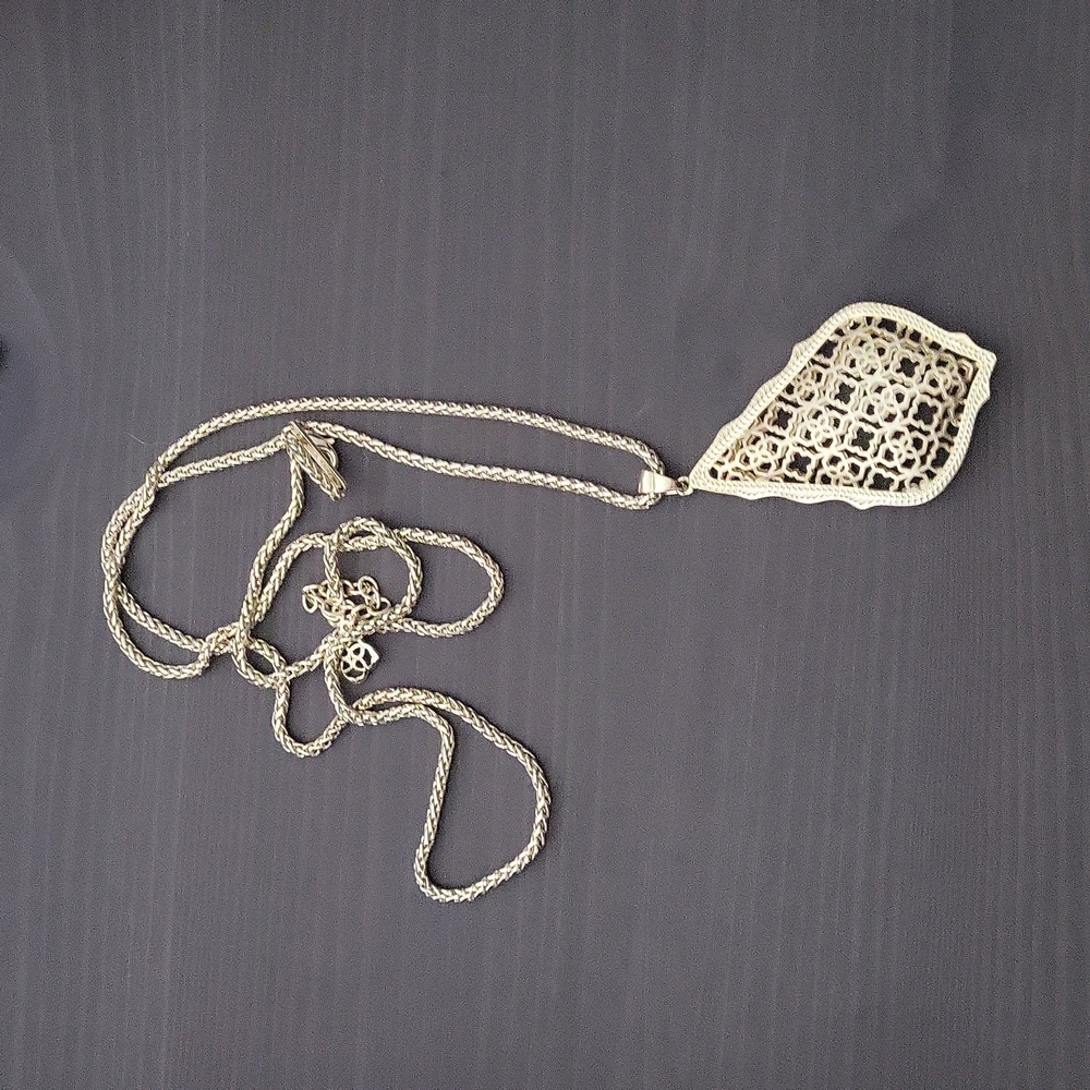 Excellent, like new condition Kendra Scott Aiden Gold Necklace